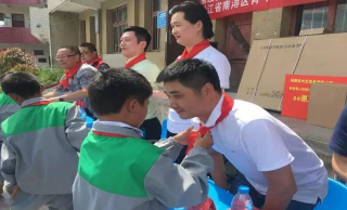 建設(shè)希望小學(xué),參與青少年公益活動